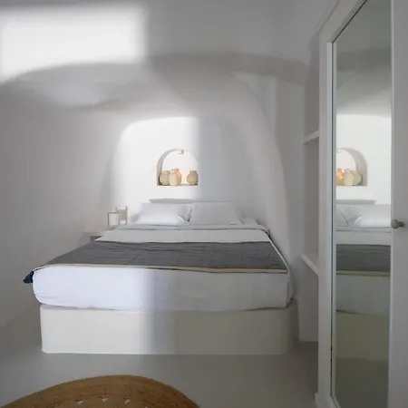 Lcv Oia Lathouri Cave Villa With Heated Plunge Pool Oia (Santorini)